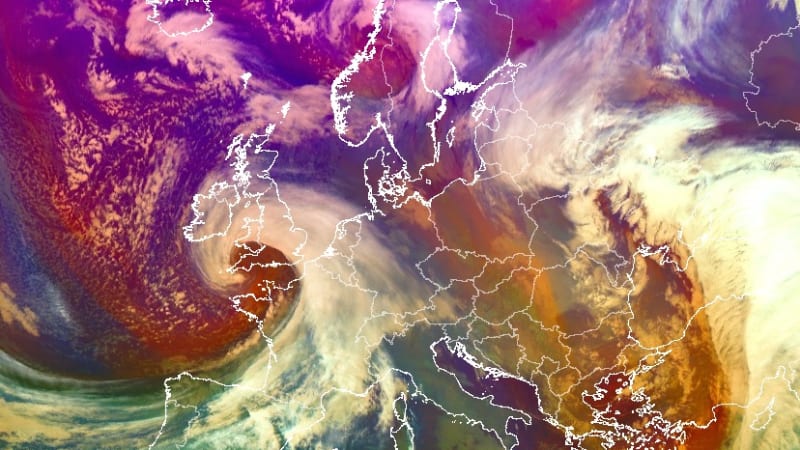 Sněhová mračna se blíží k našim hranicím, co bude dál? Meteorologové důrazně varují řidiče