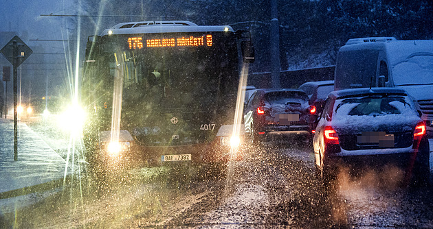 Silné sněžení zkomplikovalo dopravu, problémy byly na dálnicích i v Praze