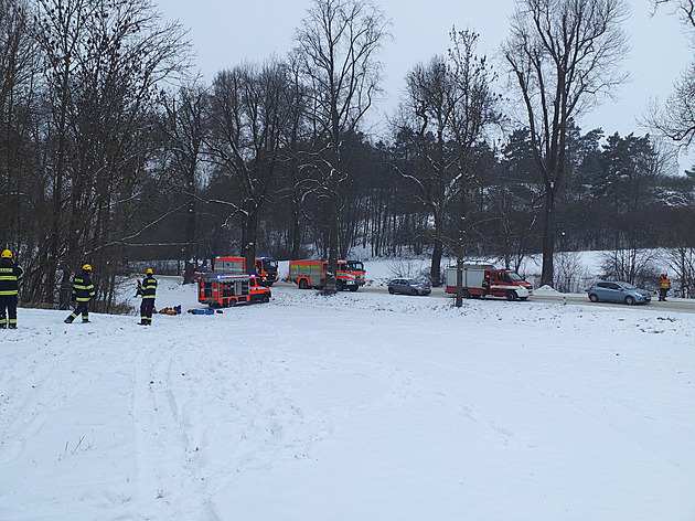 Na 80 hasičů už hodiny zachraňuje zraněného muže v jeskyni. Vyprostí ho až ráno