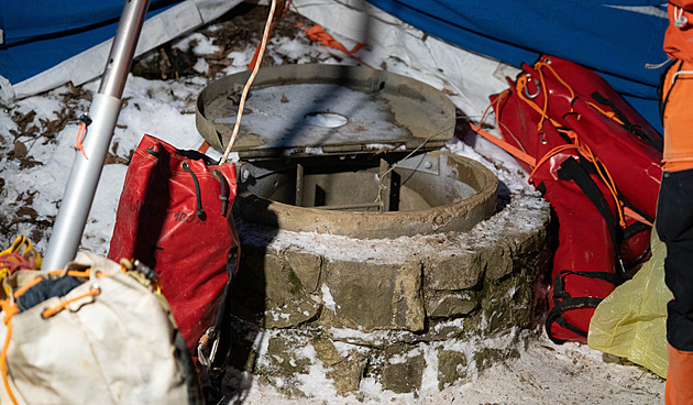 Hasiči začali nad ránem vyprošťovat zraněného muže z jeskyně