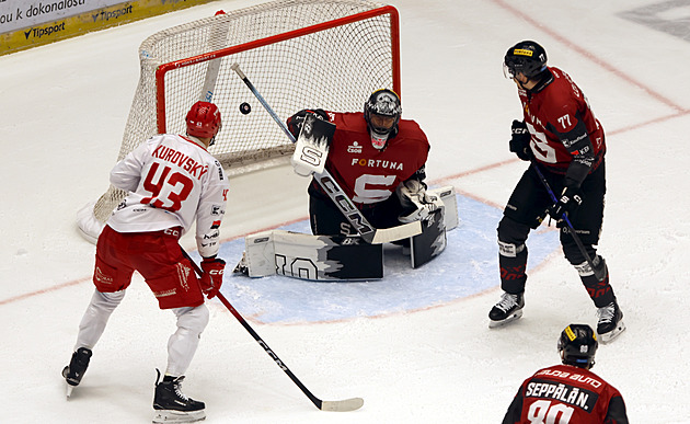 ONLINE: Pardubice vedou, Třinec zvyšuje proti Spartě. Vary čeká derby s Litvínovem
