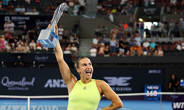 Sestra spí se třemi dekami, tíží Ukrajinku. Sabalenková proti ní kontroverzně slavila