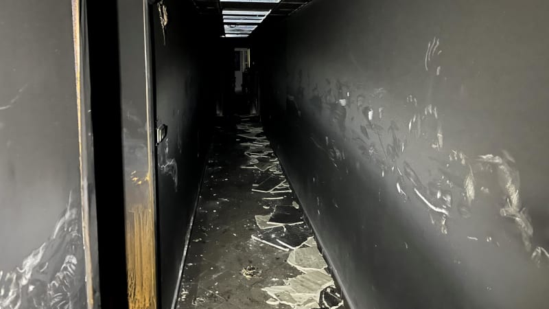 Ohnivá past v Horoměřicích: Hasiči z balkonů zachránili 25 lidí, v nemocnici skončily i děti