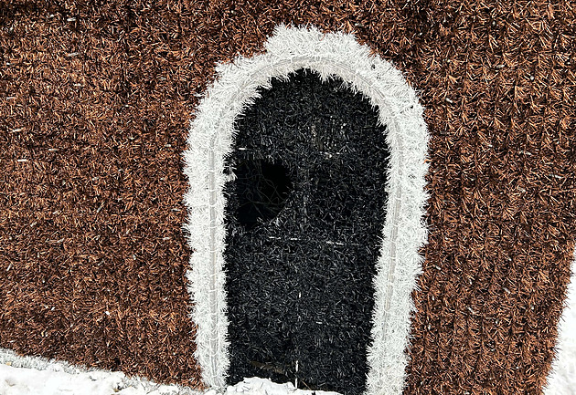 Opilec prorazil hlavou dveře perníkové chaloupky, zůstala po něm velká díra