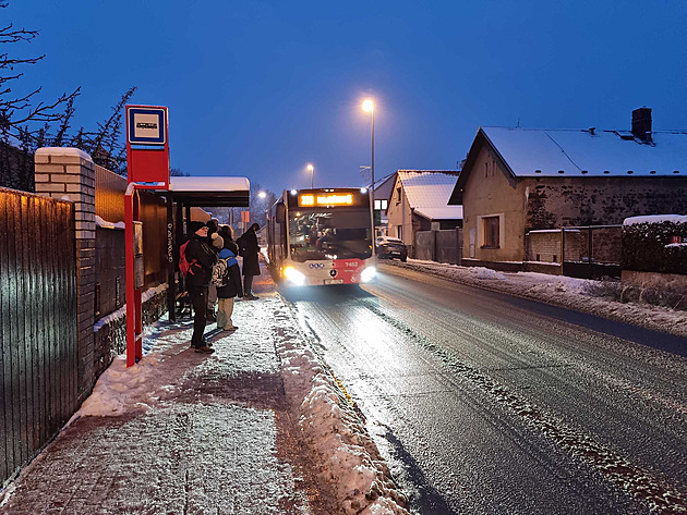 Kvůli ledovce v okolí Prahy nejede řada spojů. Pokud můžete, zůstaňte doma, radí PID