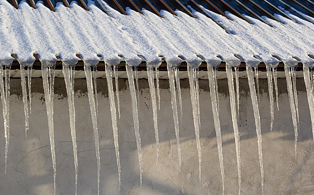Pozor, padá led. Kdo odpovídá za pád rampouchů a sněhu ze střechy?