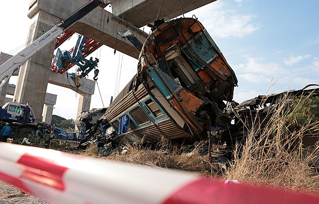 V Thajsku se zřítil jeřáb a rozdrtil projíždějící vlak. Mrtvých jsou desítky