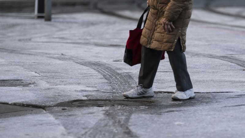 Klouzat se budeme dál. Ledovku střídá námraza: Radar ukazuje, kde dát pozor