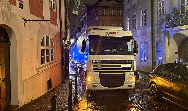 Ach ta navigace. Řidič kamionu to vzal přes úzkou Nerudovku, tam se zasekl