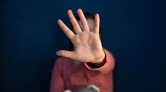 Důchodce viní, že roky znásilňoval děti svých známých. Soud ho poslal do vazby