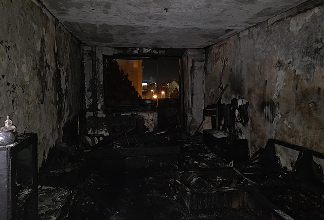 Muž nepřežil požár bytu v Českých Budějovicích, žena se vážně popálila