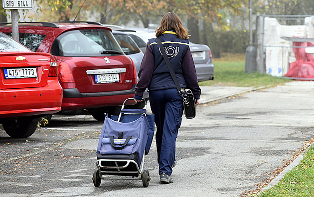 Po provozování kamenných pošt charita zkusí nahradit i poštovní doručovatele