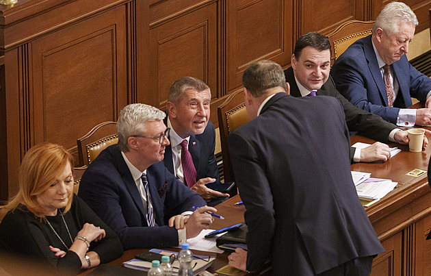 Začíná hlasování o důvěře vládě. Poslanci délkou diskuse zlomili rekord