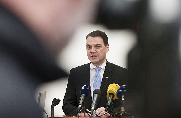 „Jen díky mně se na to dokázali dívat,“ obhajuje Macinka grimasy ve Sněmovně