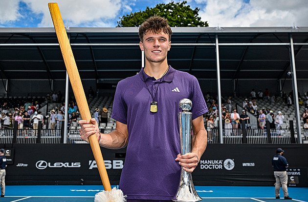 Druhý titul pro Menšíka! Ve finále v Aucklandu odvracel setboly a pálil esa