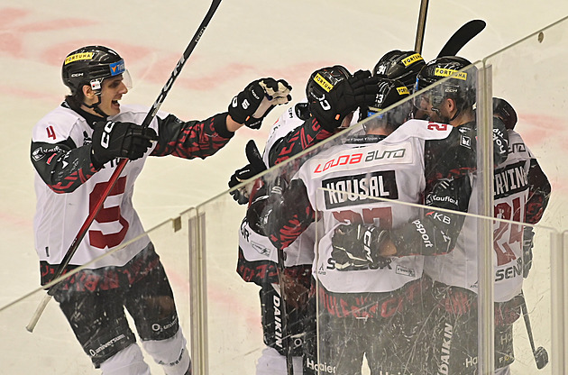 Sparta smazala třígólový náskok Varů a vítězí. Ve Vítkovicích zkolaboval fanoušek