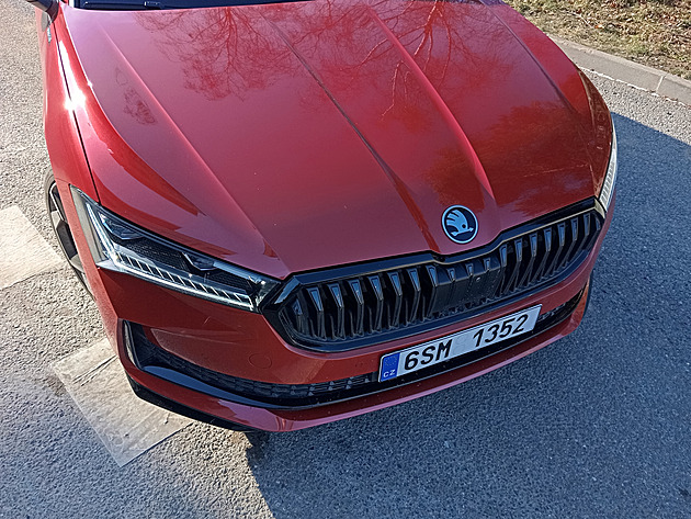 V autě: Proč Škoda Superb zůstává, když ostatní končí