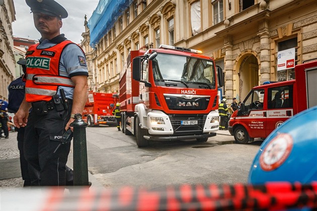 Po požáru ve sklepě domu na Žižkově oživují dva lidi, evakuovat museli i školku