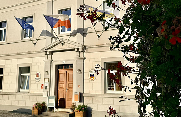 Střelba na úřadě v Chřibské. Mrtvá žena a útočník, několik zraněných