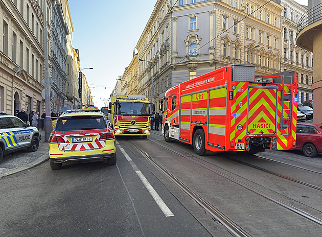 Po požáru ve sklepě domu na Žižkově zemřel jeden člověk, další dostávají kyslík