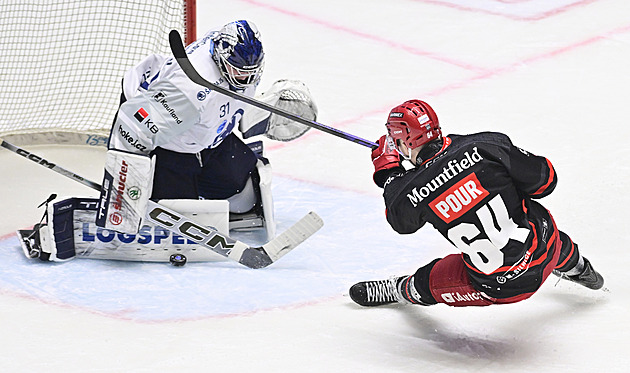 Hradecký Pour zmrazil Plzeň vítězným gólem, i tak mu fanoušci tleskali