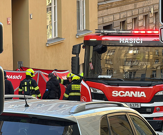 U požáru na Žižkově zasahuje vůz Fénix. Jeden člověk zemřel, dalším dávají kyslík