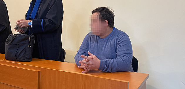 Se žačkami si vyměňoval nahé fotky. Soud tělocvikáři znovu vyměřil vězení