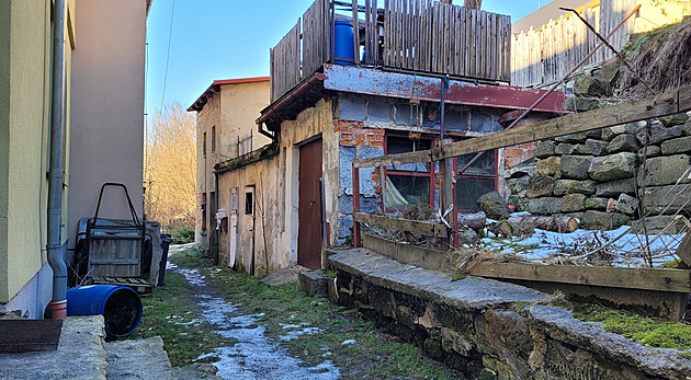 Všechny vás tu vystřílím, řval. Vědělo se, že útočník z Chřibské má zbraně a bere drogy