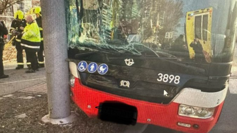 Autobus MHD v Praze narazil do sloupu: Na místě zranění, řidič nejspíš zkolaboval