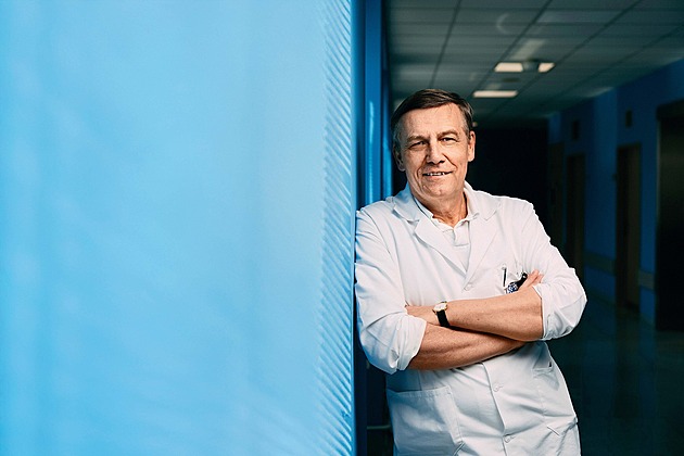 Rozdíl v délce nohou víc než centimetr může být problém. Lékař o výměně kloubů