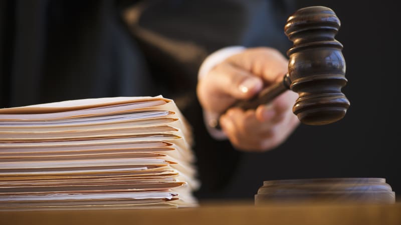 Třikrát udeřil pětiměsíčního syna do hlavy. Muž ze Vsetínska u soudu lhal, dostal 16 let