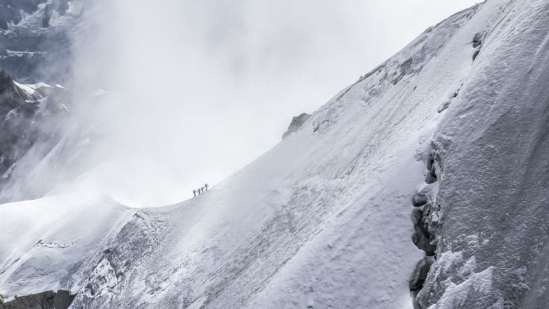 Tragédie ve francouzských Alpách: Dva skialpinisty zavalila lavina, oživit se je nepodařilo
