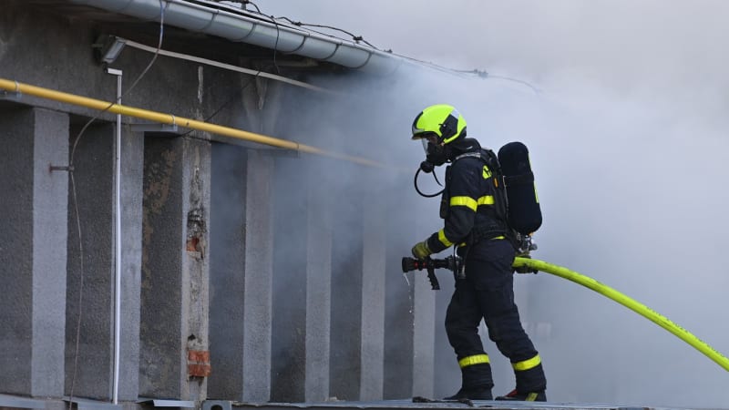 Nebezpečný požár v Brně: Na místě zasahují hasiči, záchranáři ošetřili zraněné