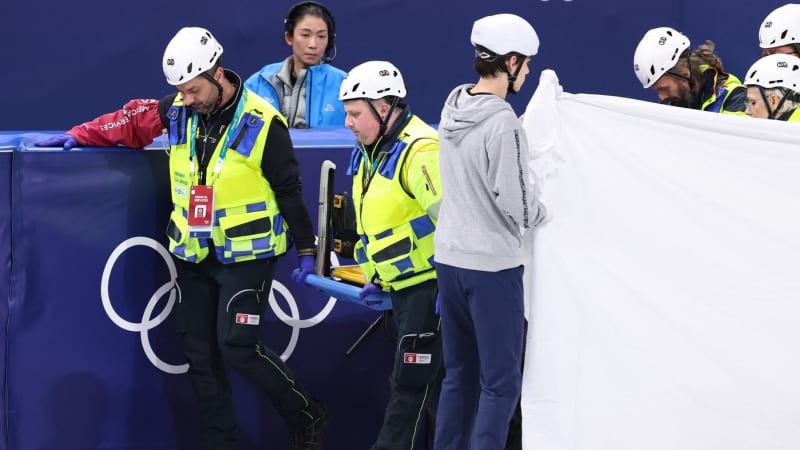Horor na olympiádě. Rychlobruslařka podklouzla, soupeřka ji trefila nožem přímo do obličeje