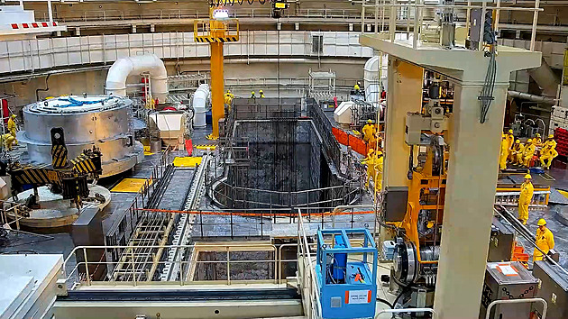 V Temelíně otevřeli reaktor a vyvezli palivo, elektrárna ukázala časosběrné video