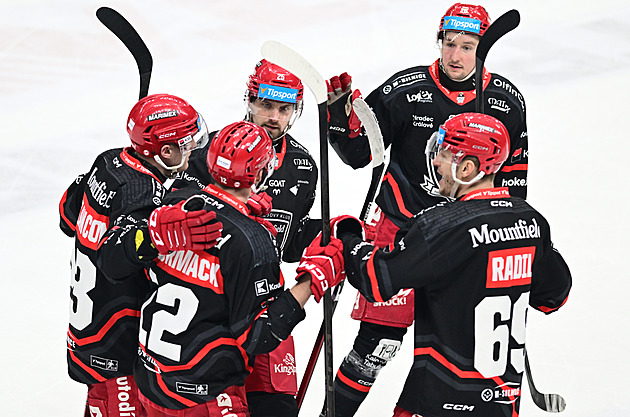 ONLINE: Hradec v boji o čtyřku znovu vede, Třinec hraje s Vary, Sparta v Pardubicích