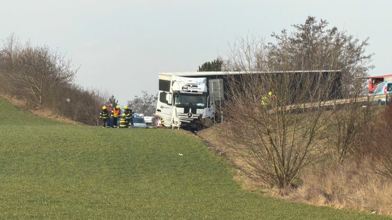 Tragická nehoda na Kladensku: Kamion se srazil s autem, dva lidé zemřeli