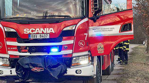 Na Letné poblíž ministerstva vnitra hoří plynové potrubí. Hasiči evakuují okolí