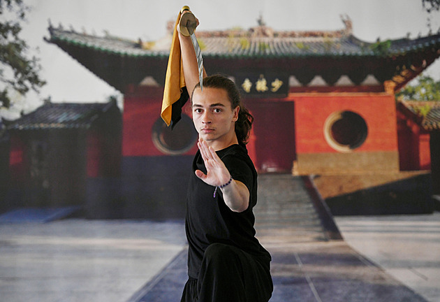 Český Jackie Chan oslnil na plese akční scénkou: Snad bude očko při maturitě