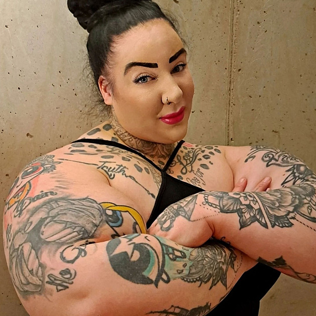 Říkají jí Hulk, žena umí rukama rozdrtit meloun