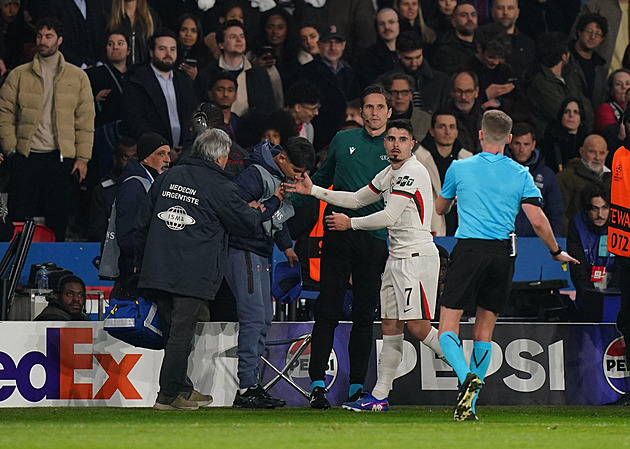 Neto vztekle srazil k zemi podavače míčů v Lize mistrů. Pak se kál: Byly v tom emoce