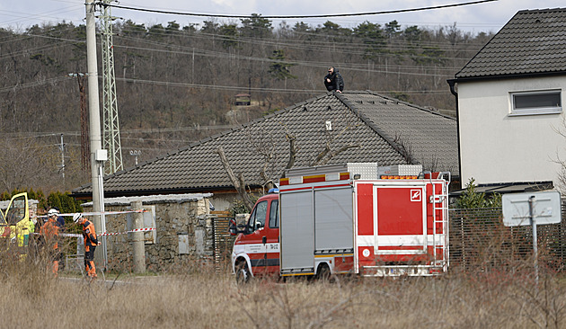 Majitel domu, který úřady nařídily zbourat, vylezl na střechu. Na místě je policie