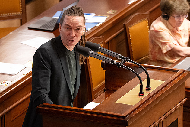 Neoliberální a neomarxistické kecy. Poslanci se přou o podporu bydlení