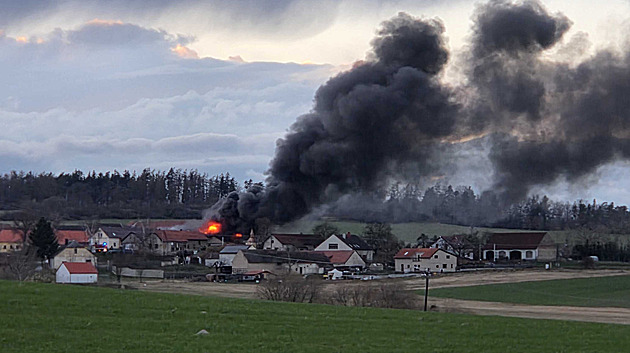 Černý dým u Příbrami. V Občově hoří stavení