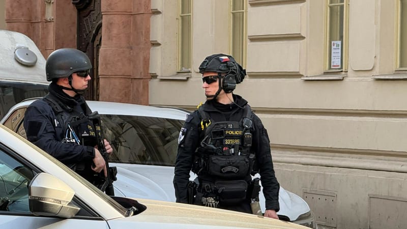 Poplach v Praze: Muž se zabarikádoval v bytě, zasahovala jednotka se samopaly