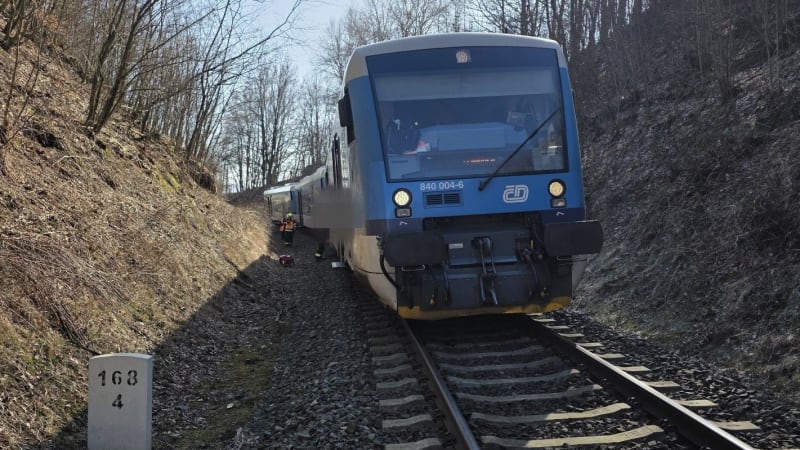 Vlak srazil v Praze na železničním přejezdu člověka: Provoz na důležité trati stojí