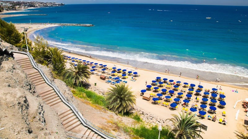 Tragédie na Kanárech: Autobus plný turistů sjel ze silnice, jeden mrtvý a desítky zraněných