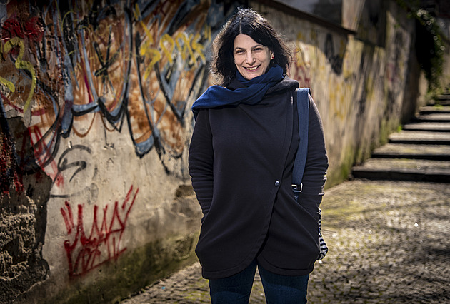 Jazyk mizící z rodin. Některé děti se za romštinu stydí, líčí romistka, která to mění