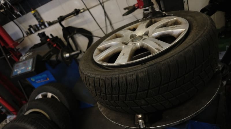 Počasí nahrává výměně pneumatik. Na kolik vyjde přezutí a kterým gumám se vyhnout?