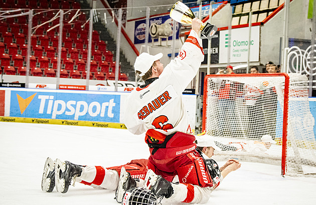Slzy radosti, totální euforie. Bouřící plechárna oslavila postup dorostenců Mory